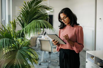 Woman on tablet e-invoicing