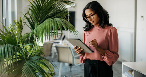 Woman on tablet e-invoicing